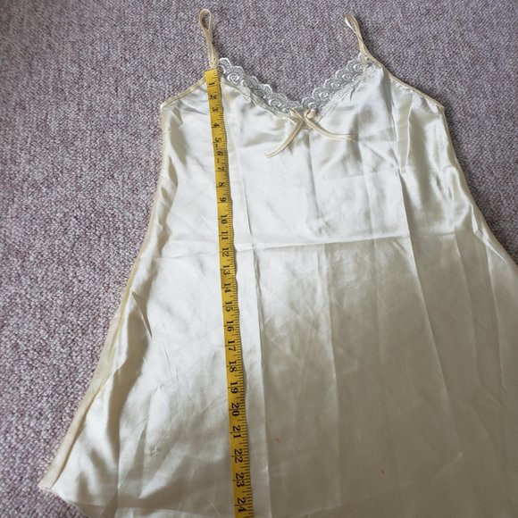 Pale yellow slip with matching robe - Picture 6 of 13